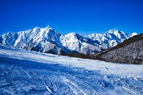 真っ青な空に映える雪化粧した鹿島槍ヶ岳と爺ヶ岳