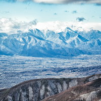冬の常念山脈と松本市街並みの雪景色の写真