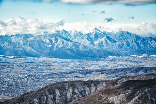 冬の常念山脈と松本市街並みの雪景色
