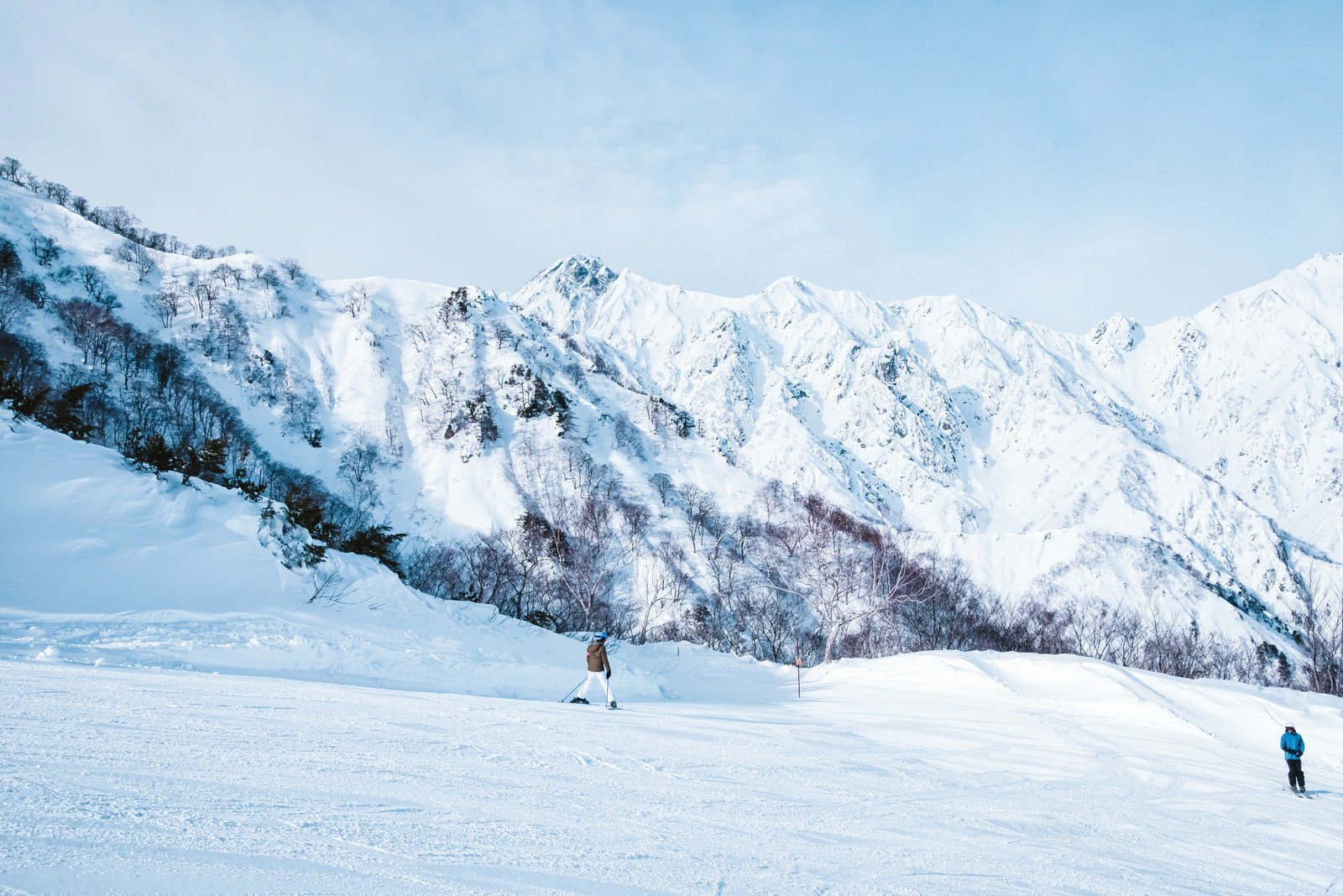 スキー場のゲレンデから眺める雪化粧した五竜岳と北アルプスの山々