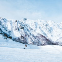 スキー場のゲレンデから見える五竜岳の雄大な風景の写真