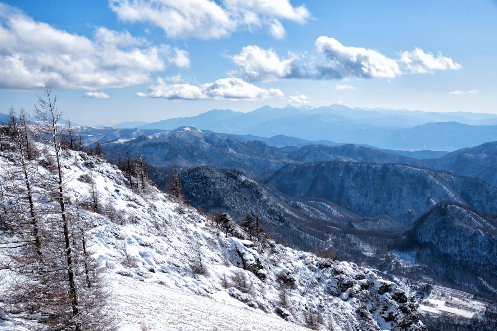冬の美ヶ原から見える雪化粧した南アルプスの山脈と青空