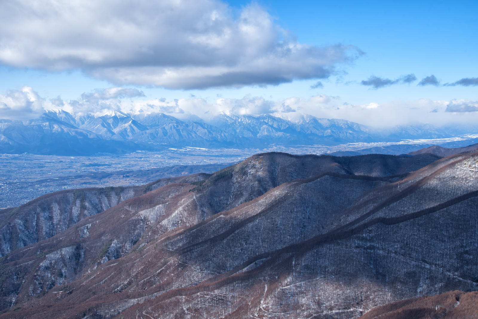 冬の美ヶ原高原から見た雪化粧した山脈の大パノラマビュー