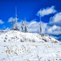 白銀に染まった美ヶ原高原の電波塔群と冬景色の写真