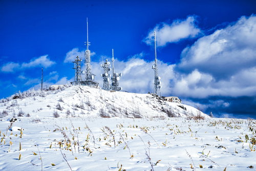 白銀に染まった美ヶ原高原の電波塔群と冬景色