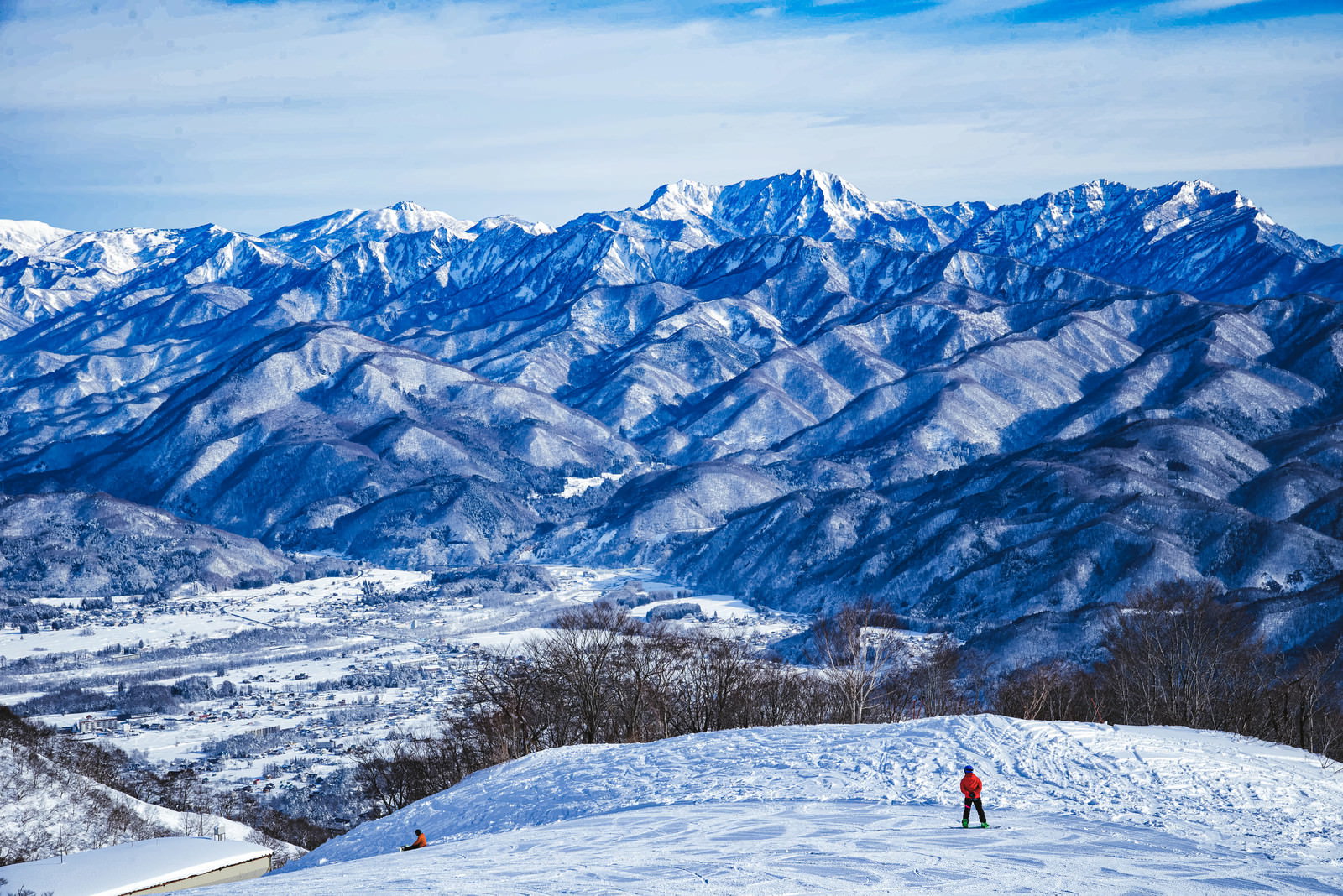 白馬五竜スキー場のゲレンデから望む雪化粧した北アルプスの山々