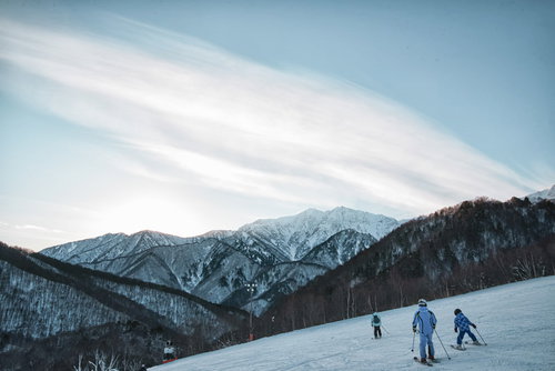 スキー場の上に現れた層雲とスキーヤーが滑る景色