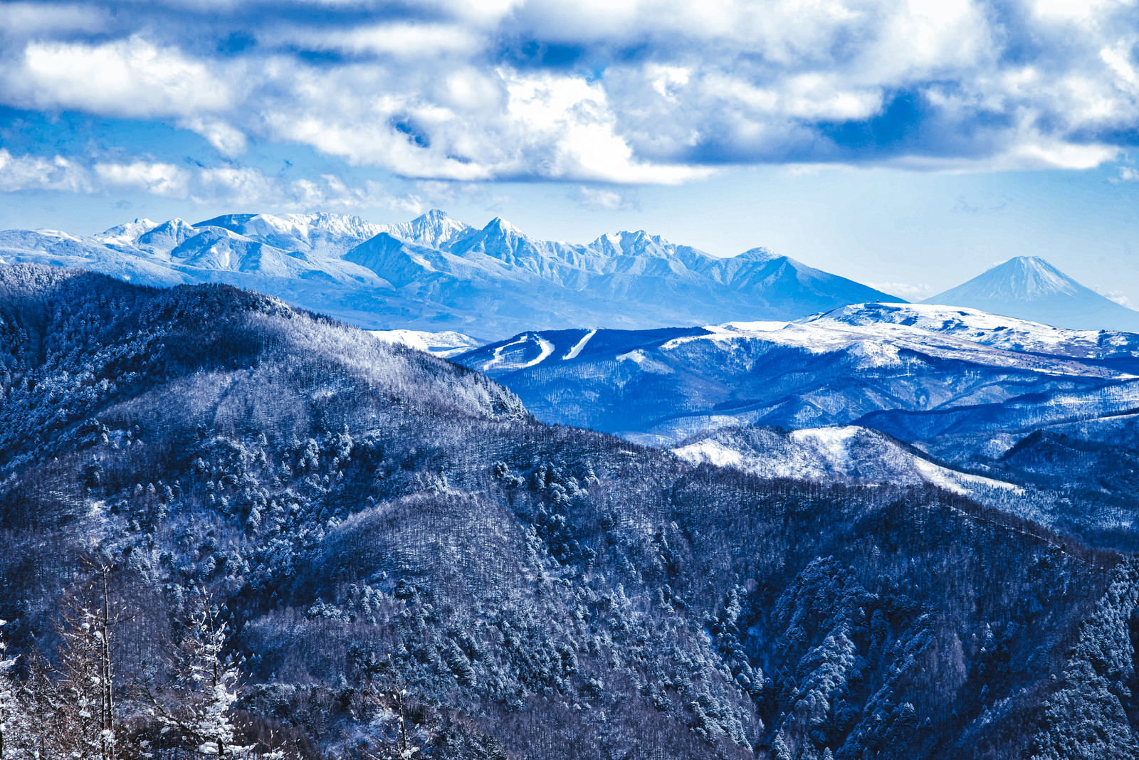 美ヶ原から望む雪化粧した八ヶ岳連峰と青空に浮かぶ白い雲