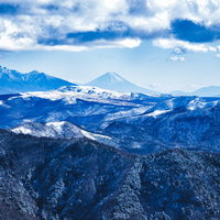 美ヶ原から望む雪化粧した富士山と冬の山岳風景の写真