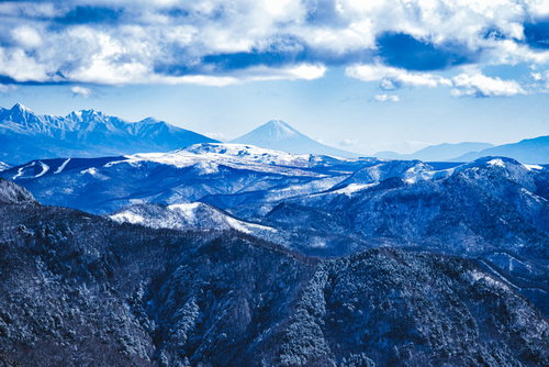 美ヶ原から望む雪化粧した富士山と冬の山岳風景