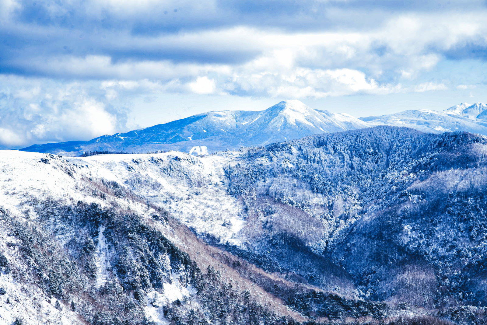 美ヶ原高原から眺める雪化粧した蓼科山の冬景色