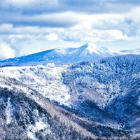 美ヶ原の雪原から望む雪化粧した蓼科山と朝日の写真