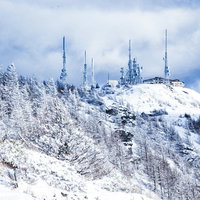 雪化粧した美ヶ原の電波塔と冬の高原風景、標高2000メートル級の雪景色の写真