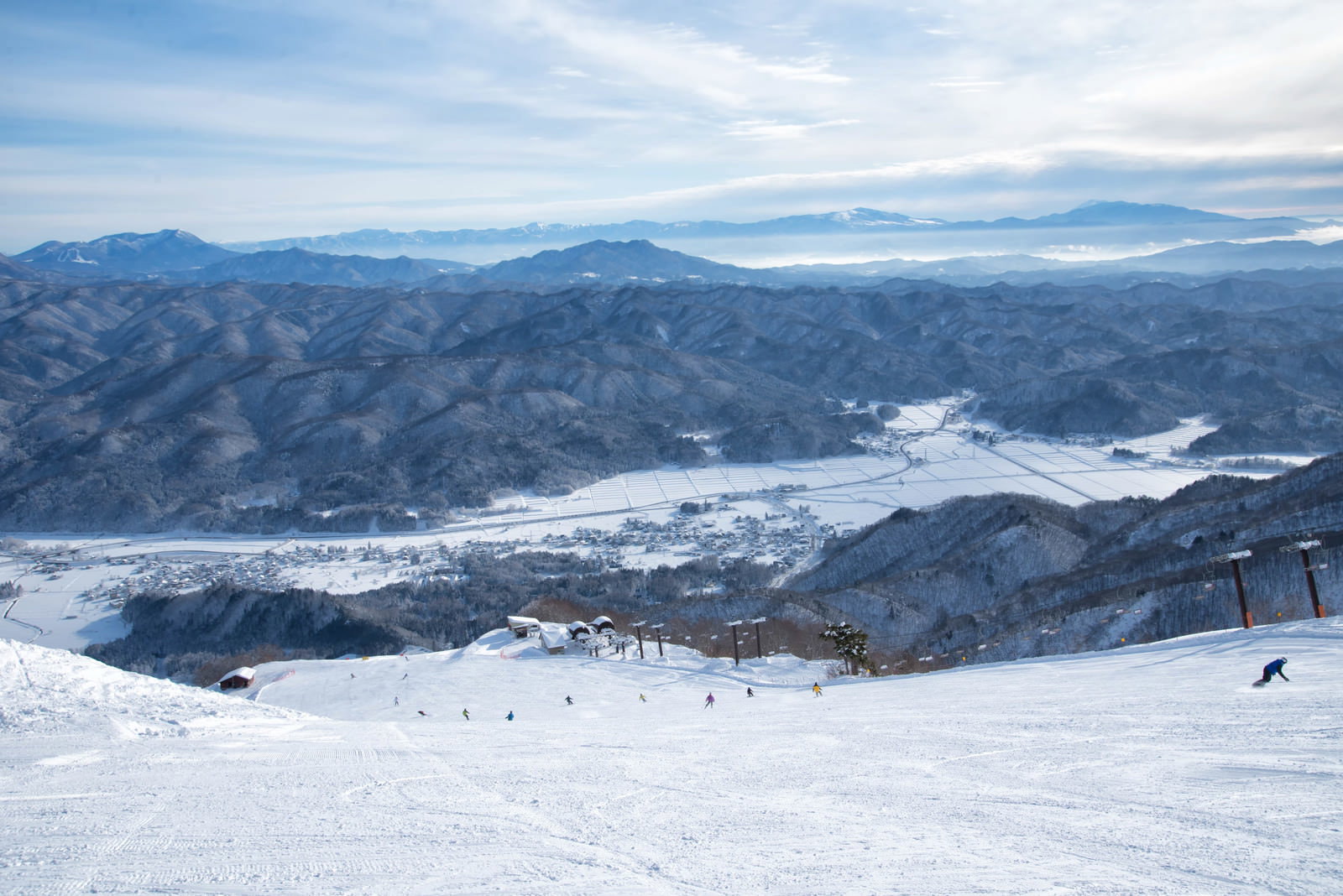 白馬五竜スキー場のゲレンデから見える雪山と青空の風景
