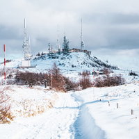 雪山の王ヶ頭にそびえ立つ電波塔（美ヶ原高原）の写真