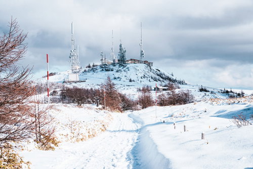 雪山の王ヶ頭にそびえ立つ電波塔（美ヶ原高原）