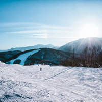 ゲレンデ上に現れた太陽の暈（ハロ）現象と雪景色の写真