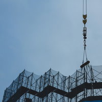 建設現場でクレーン作業の玉掛け作業風景と安全管理の写真