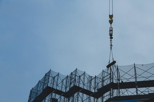建設現場でクレーン作業の玉掛け作業風景と安全管理