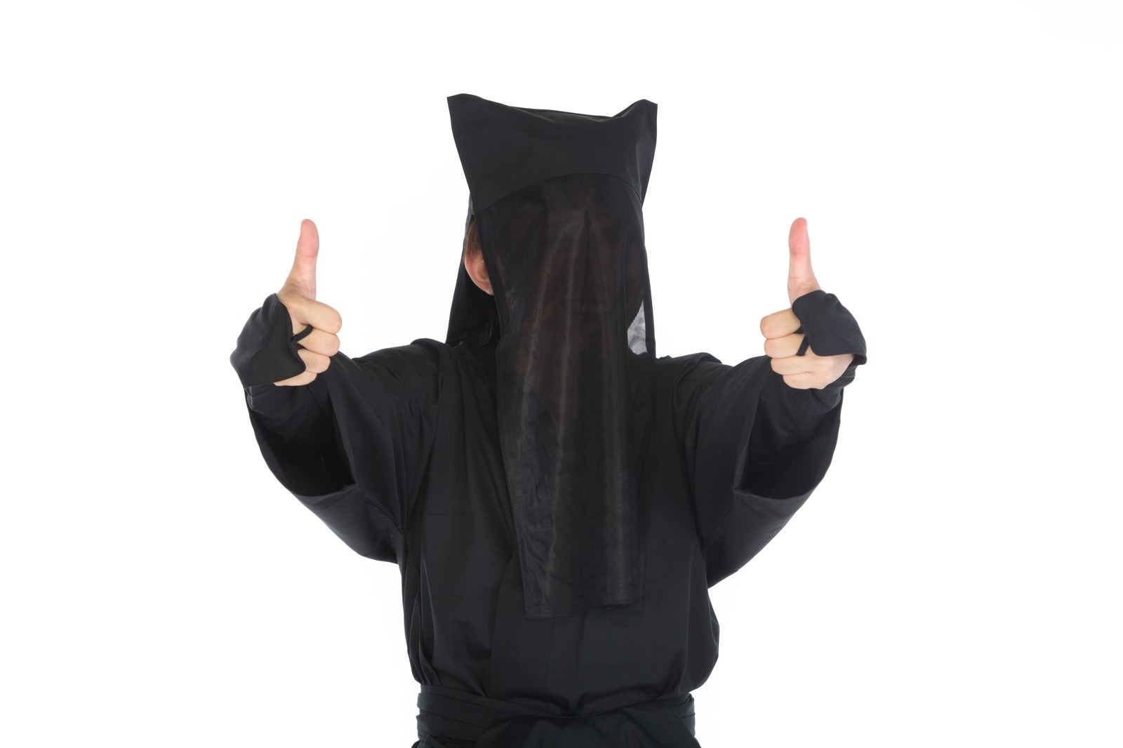 黒パーカーのフードをかぶった人が両手で親指を立てたサムズアップポーズを取る［モデル：鈴木秀］