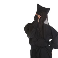 スマートフォンで通話する黒い衣装の匿名人物の写真