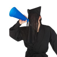 ヘイトを撒き散らす匿名粘着アカウント、メガホンで叫ぶ黒子の写真