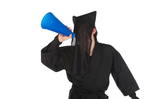 ヘイトを撒き散らす匿名粘着アカウント、メガホンで叫ぶ黒子