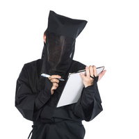 黒装束の人物が行う匿名のチェックシート記入の写真