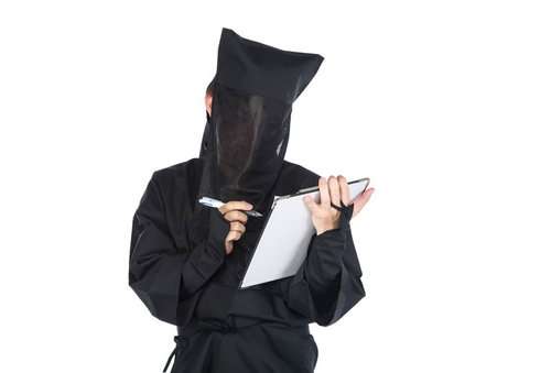 黒装束の人物が行う匿名のチェックシート記入