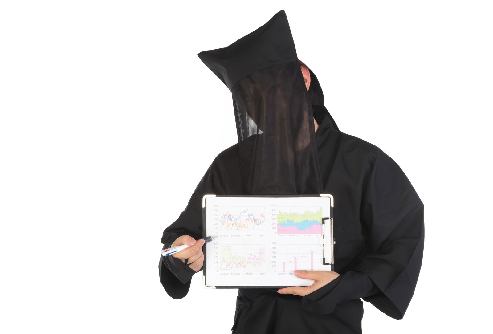 黒い頭巾と黒衣装を着た人物がカラフルなグラフ資料を持つ［モデル：鈴木秀］