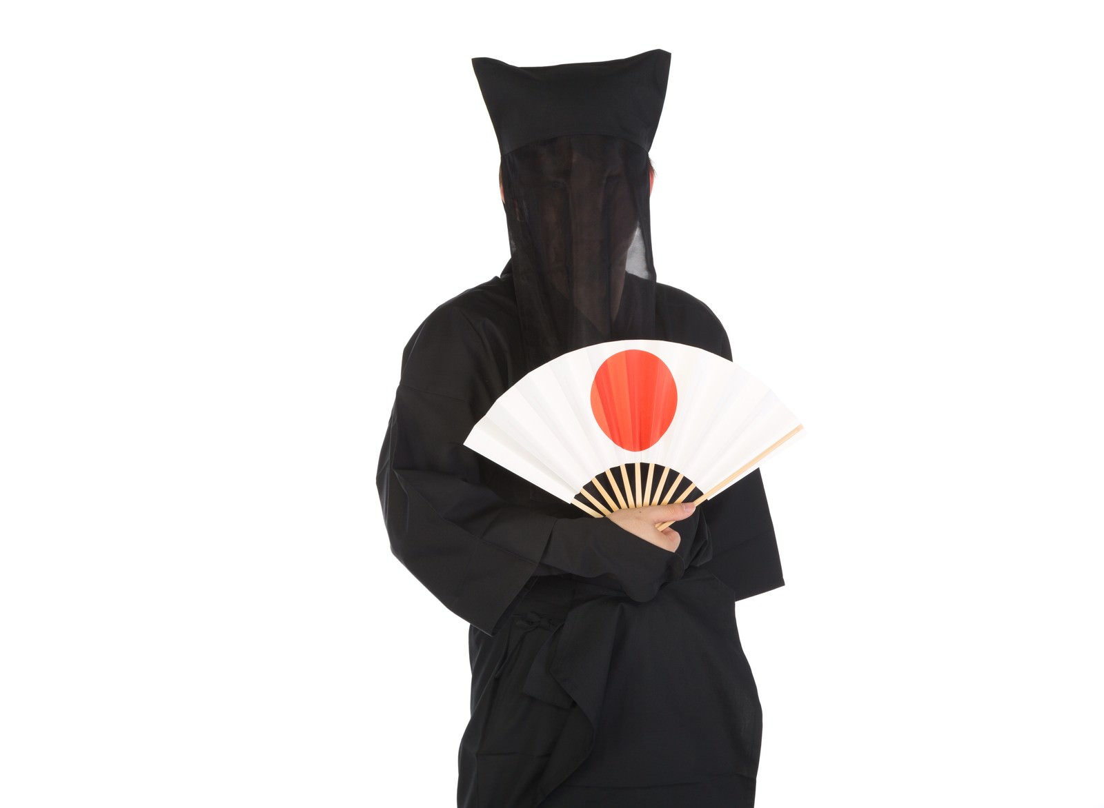 日の丸の扇子を掲げる黒子衣装の人物［モデル：鈴木秀］