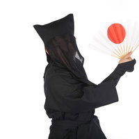 バサッ！日本一の扇子を掲げる黒子の伝統芸能姿の写真