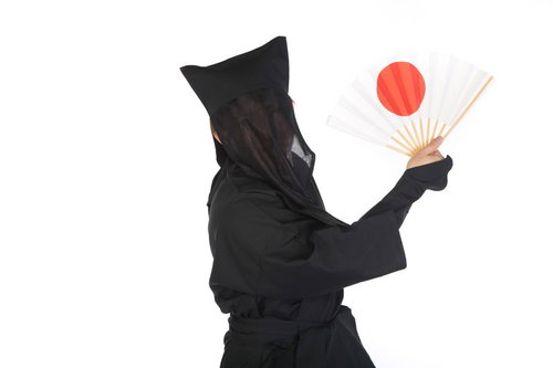 バサッ！日本一の扇子を掲げる黒子の伝統芸能姿