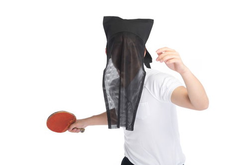 黒いフードを被った卓球ボーイがラケットを構える