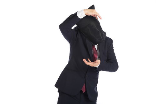 シェー・・・？黒いスーツ姿でくねくねポーズを取る黒子