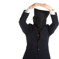 頭上でオッケーサインを作る黒いスーツ姿の人の写真