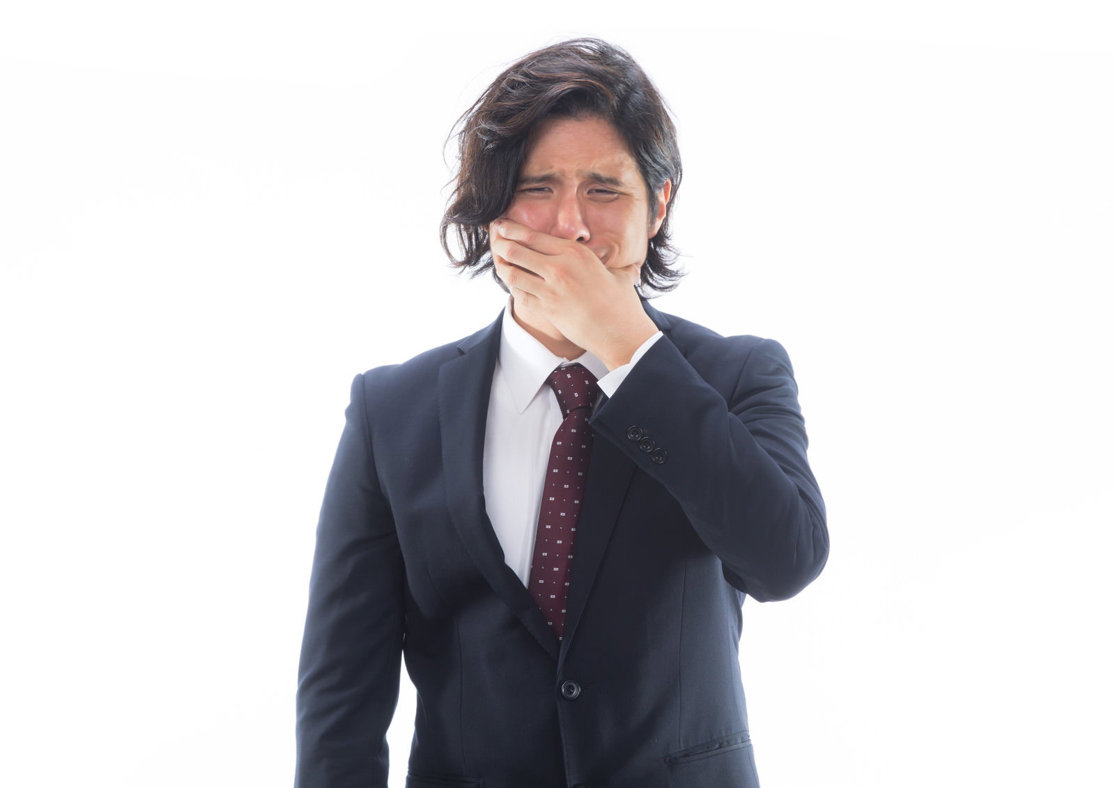 手で口を覆い苦しそうな表情を見せるスーツ姿の男性会社員［モデル：竹田匡宏］