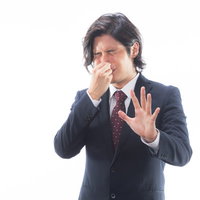 強烈なにおいを浴びせられる飛び込み営業の写真