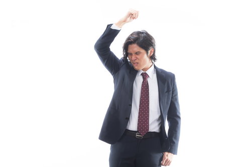 つり革に捕まる時に脇から漏れる体臭が気になるスーツ姿の男性