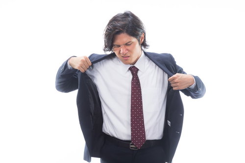 暑い季節に汗をかいて上着を脱ぐサラリーマン