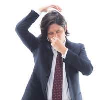 脇のにおいが気になる男性会社員のビジネスマンの写真
