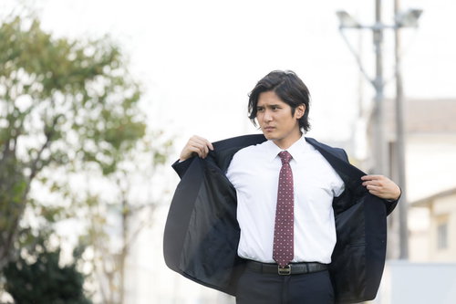 脇汗を気にして外出中に上着を脱ぐサラリーマン