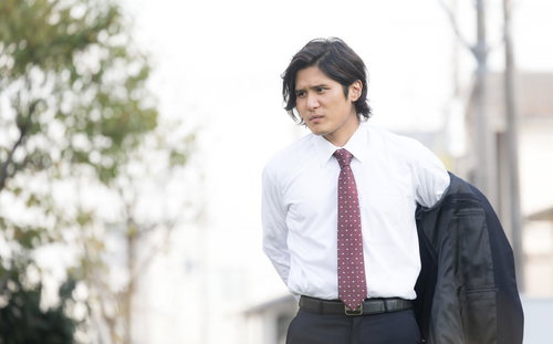 スーツの上着を脱ぎ始める会社員男性の体臭対策