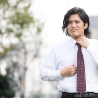 暑さと汗臭さで困るワイシャツ姿の会社員男性の写真