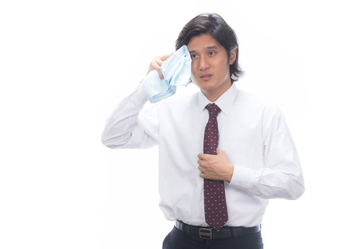 暑さに息切れしながら汗をかく、くさいと困っているビジネスマンの男性