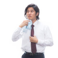 タオルで汗を拭く男性サラリーマンの体臭対策の写真