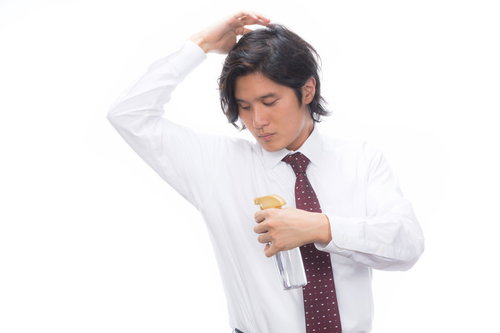 ワキのにおいを嗅ぐ男性会社員、体臭やワキガの悩み