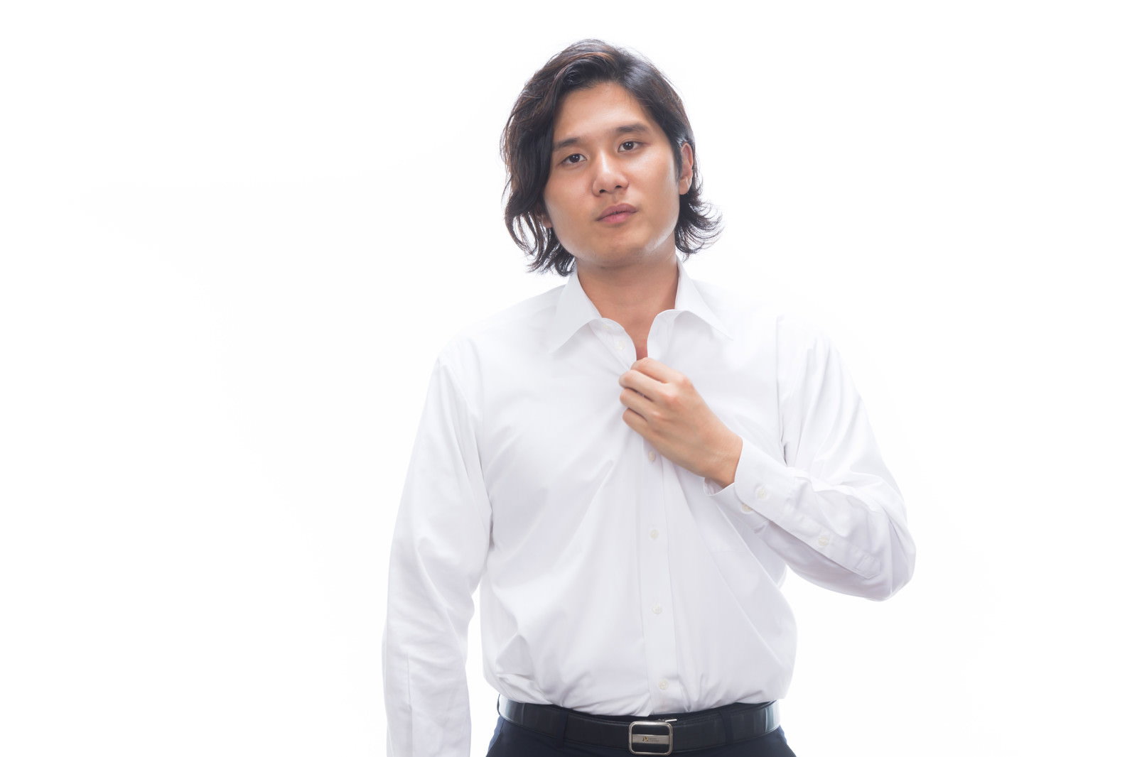 白いワイシャツの襟元のボタンを外す男性［モデル：竹田匡宏］