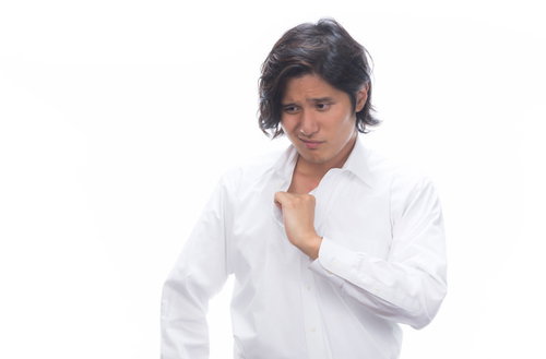 鼻が曲がるほどの強烈な体臭に困惑する男性