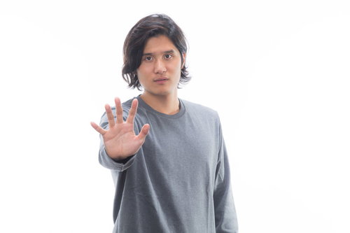 くさいので近寄らないでもらえますか！ストップ、ストップ